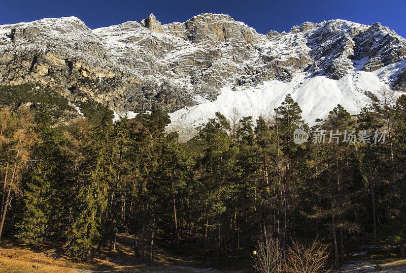 Bormio(意大利)-第一场雪的季节全景