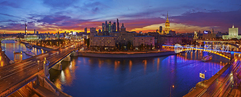 黄昏时分的莫斯科天际线全景。