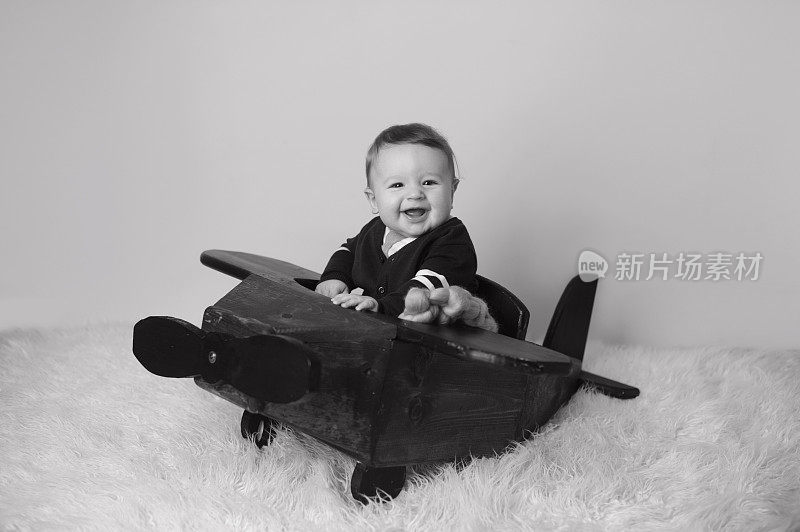 婴儿坐在飞机道具里