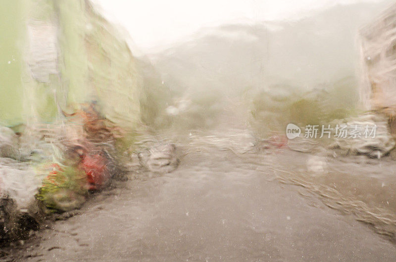 通过雨天潮湿的挡风玻璃的交通的绘画抽象视图