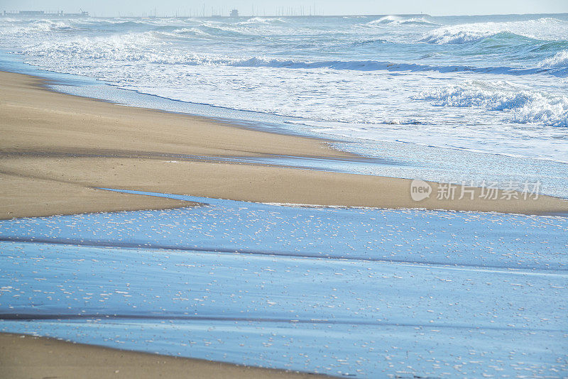 有风的地中海海滩