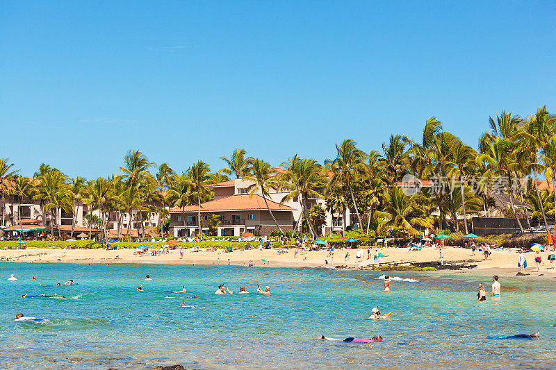 美国夏威夷岛的游客和度假者正在享受普伊普海滩