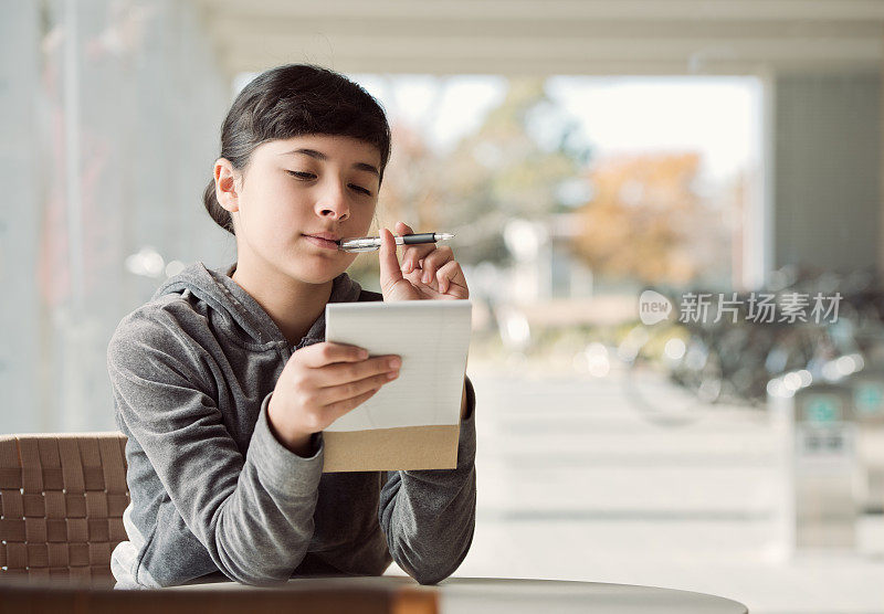 拿着笔记本的女孩