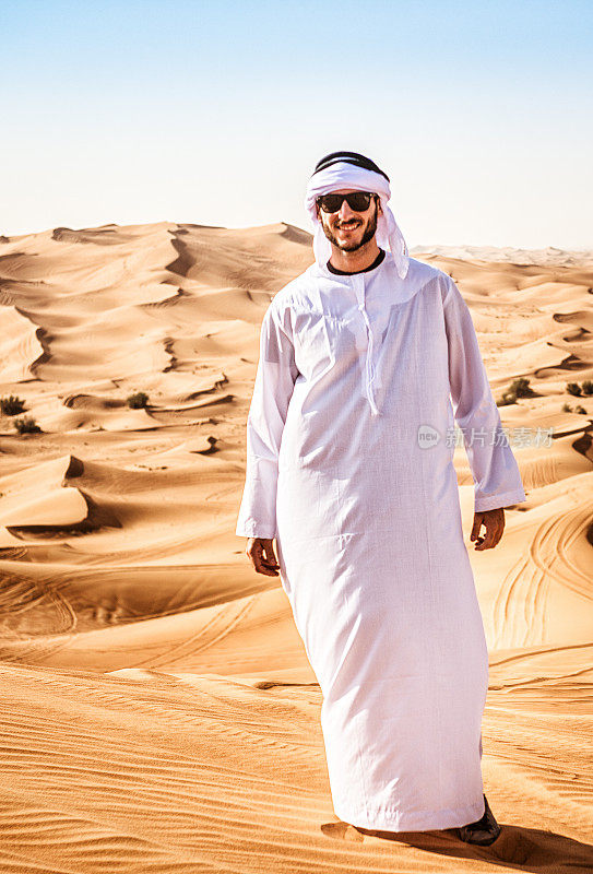 阿拉伯人在沙漠中微笑