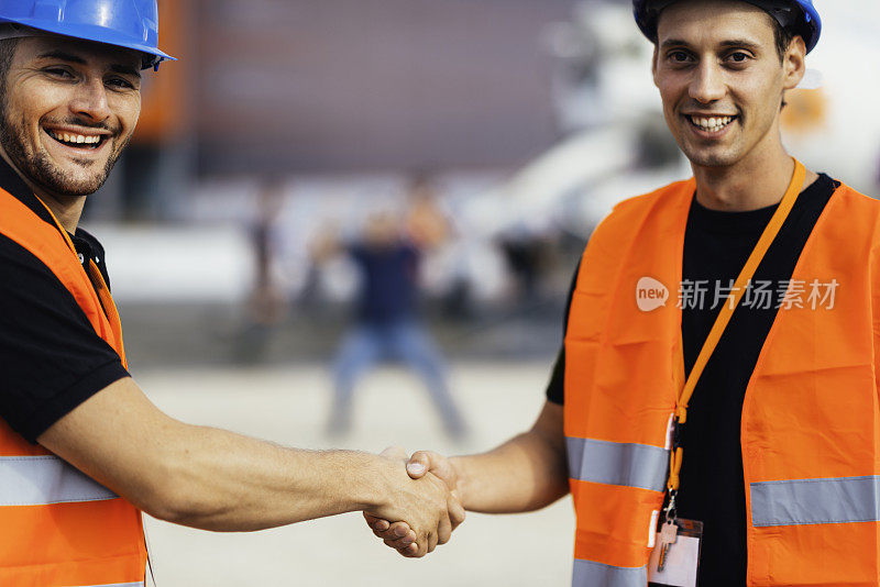 建筑工人与工程师握手