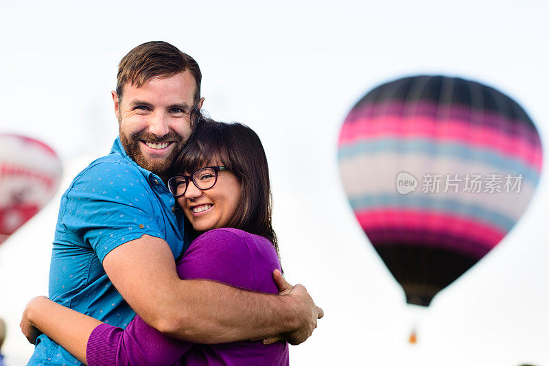 快乐的夫妇在一个热气球节-水平