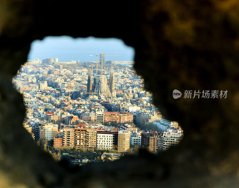 从墙上的一个洞看到的巴塞罗那