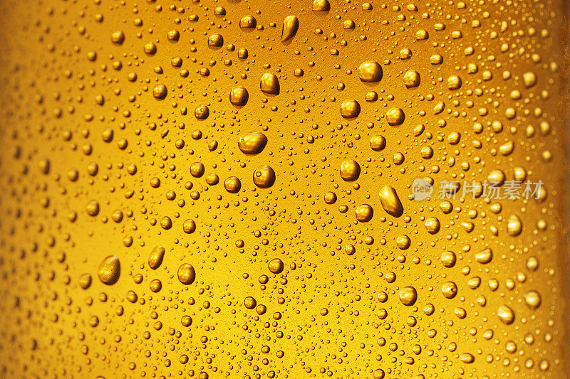 冰镇玻璃覆盖的水滴凝结啤酒背景