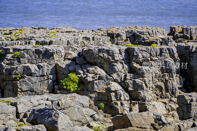 海边岩石的高角度视图
