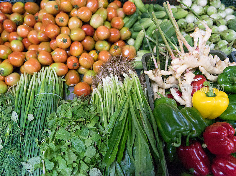 农贸市场，新鲜有机蔬菜和水果