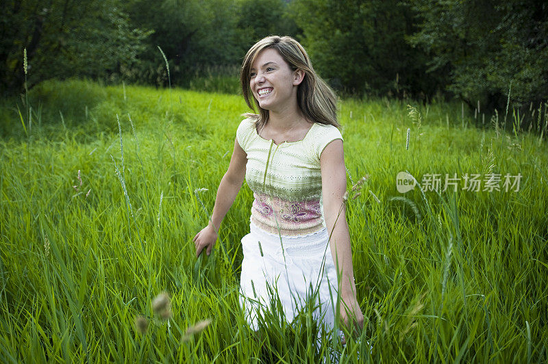 年轻女子在草地上奔跑