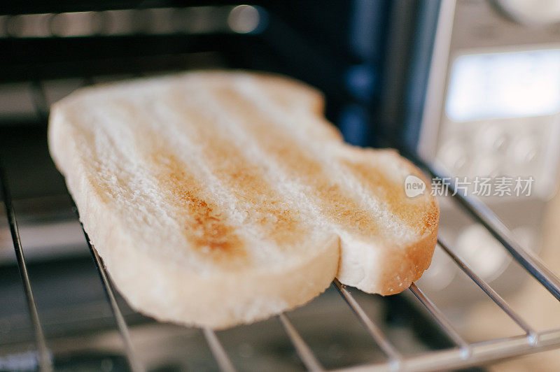 烤面包机里的一片白吐司