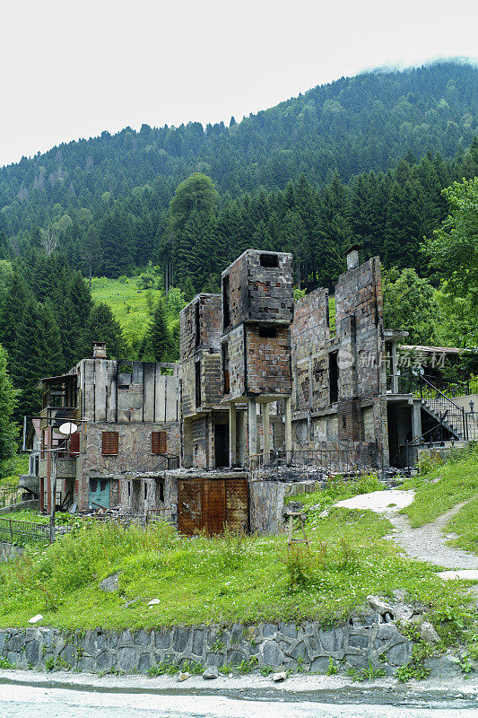 烧毁的建筑在ayder高原的rize土耳其