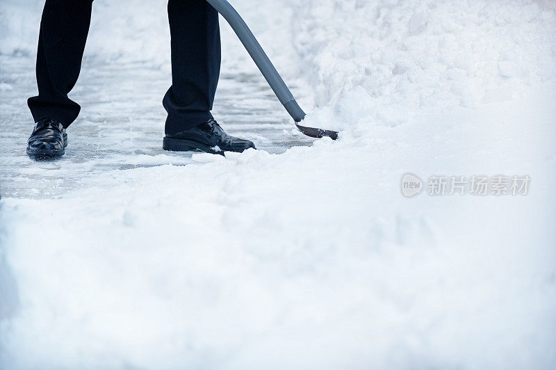 用铲子铲雪的人