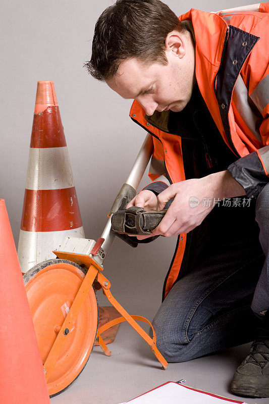 工程师正在测量一个建筑工地