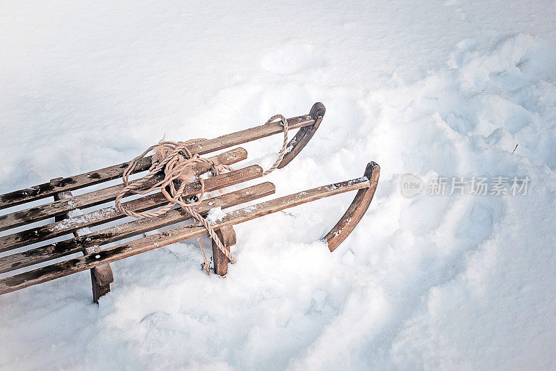 老式的木制雪橇粘在白雪上