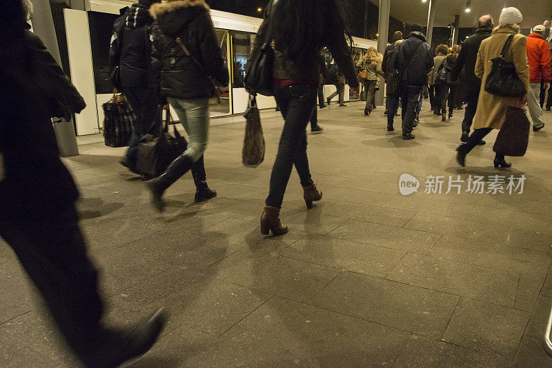 一群人在地铁站里行走