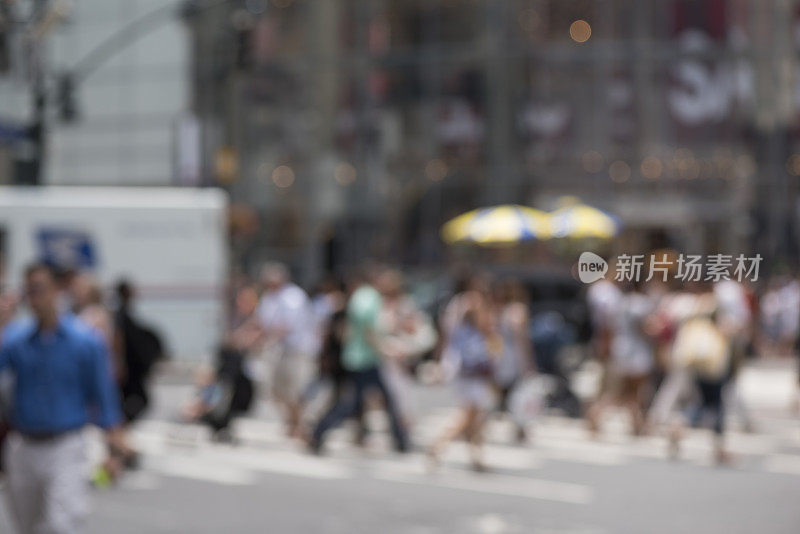 纽约市人行横道上分散的行人