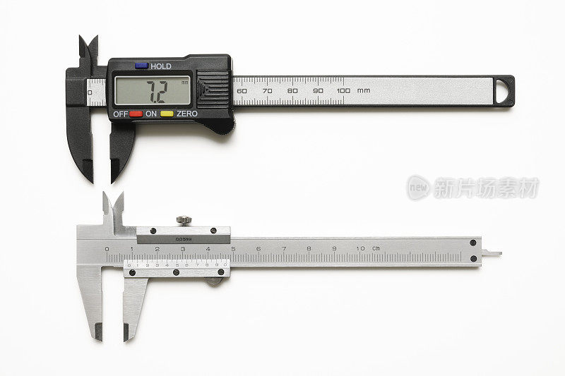 在白色背景上打开两个游标卡尺的孤立镜头