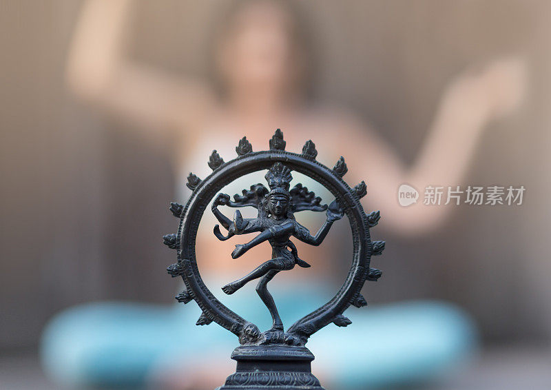 女子瑜伽坐莲花的位置与湿婆女神的形象