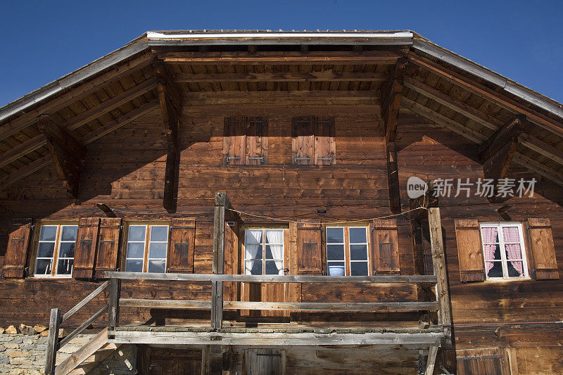 在阿尔卑斯山的一座山间小屋的正面视图