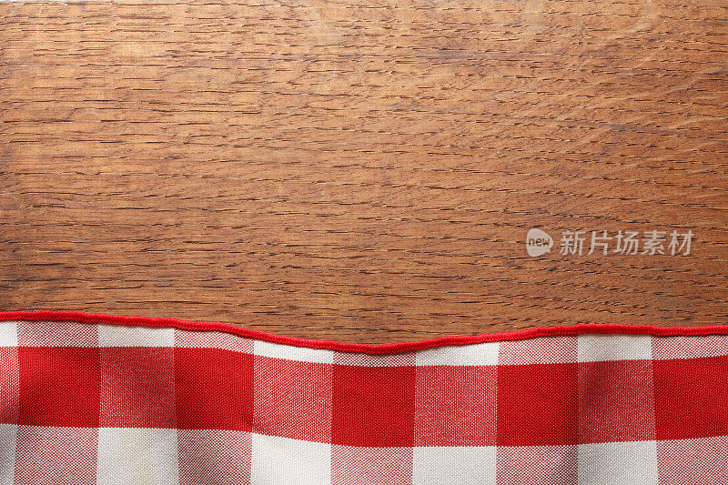 红白方格桌布在野餐桌上