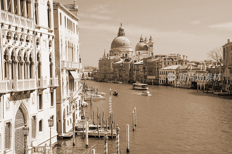 威尼斯大运河上有宫殿、住宅、汽船、教堂