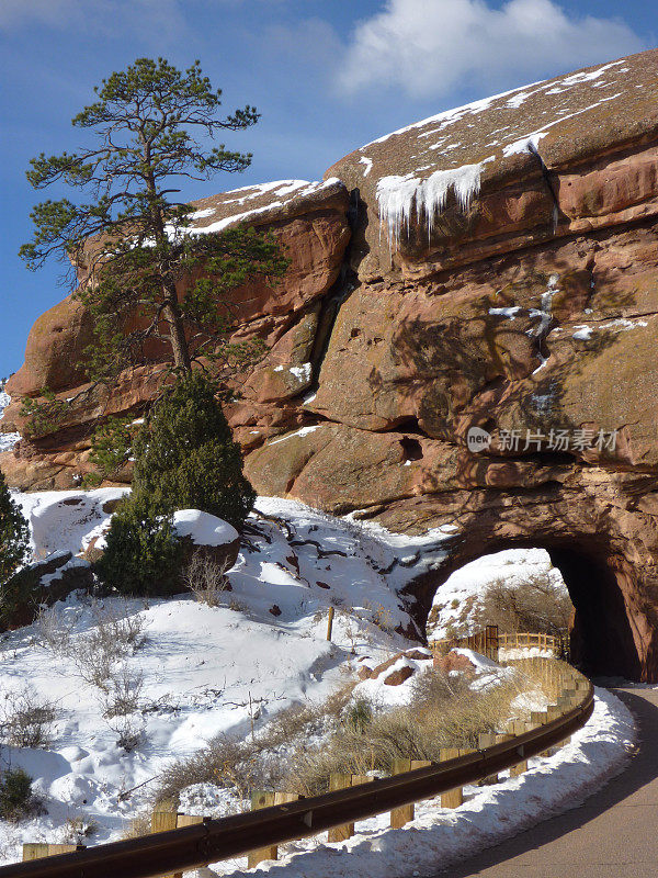 科罗拉多州红石公园和露天剧场上的雪和冰柱