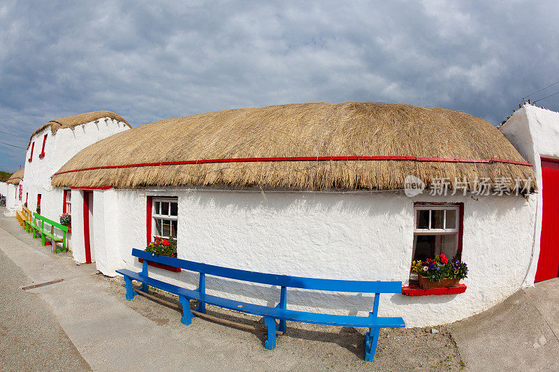 爱尔兰饥荒村，茅草屋顶的小屋