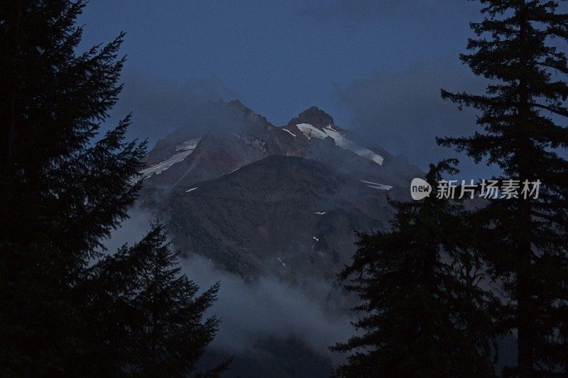 夜幕降临。杰佛逊