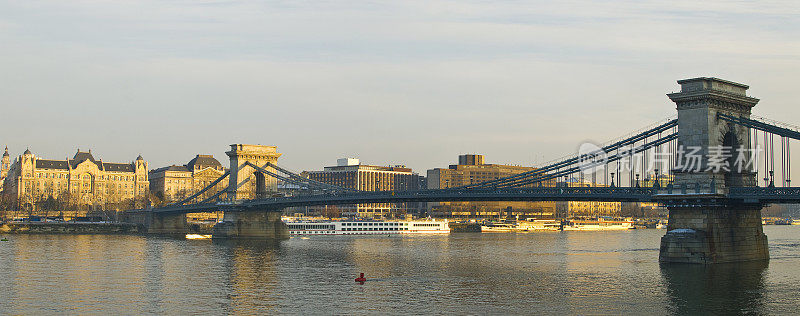 布达佩斯的HDR链桥与多瑙河
