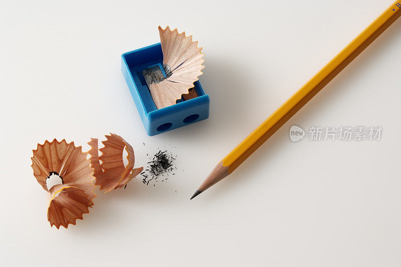 铅笔和铅笔刨花与卷笔刀在白色的背景