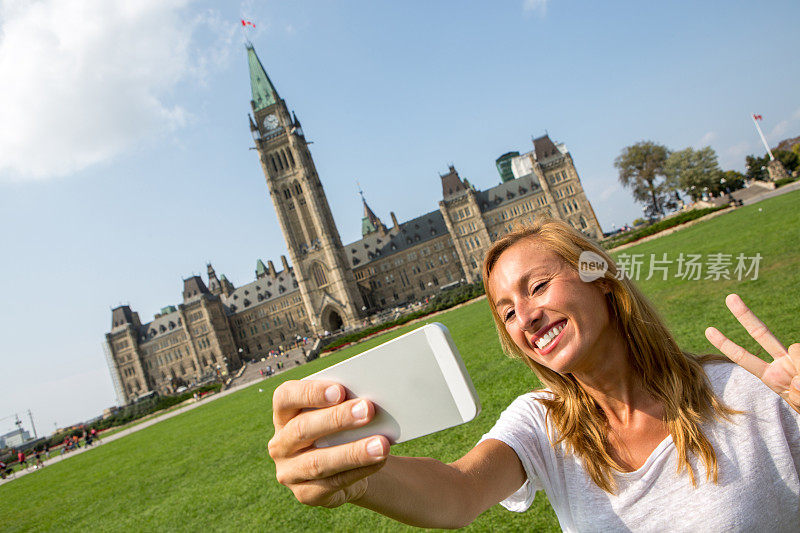 快乐的年轻女子在渥太华议会自拍