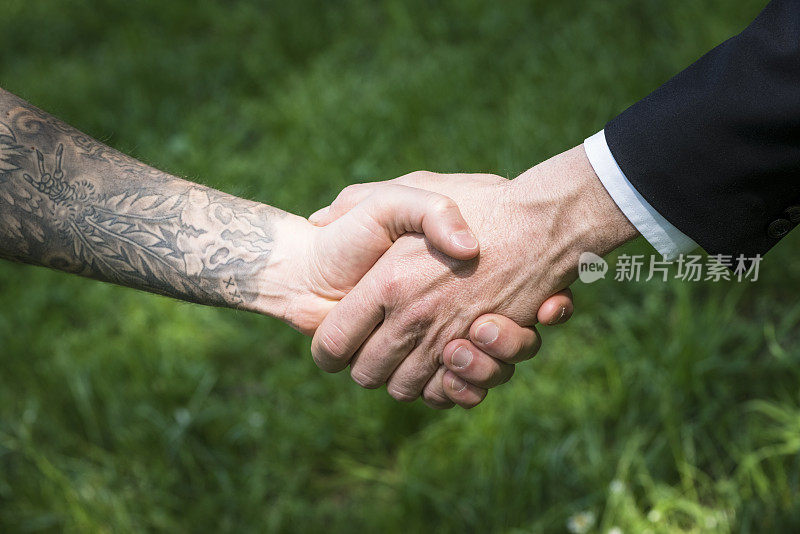 纹身男人和商人握手
