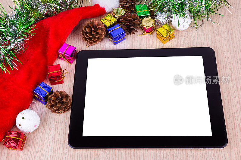 网上购物:圣诞礼物和数码平板电脑孤立在白色的背景