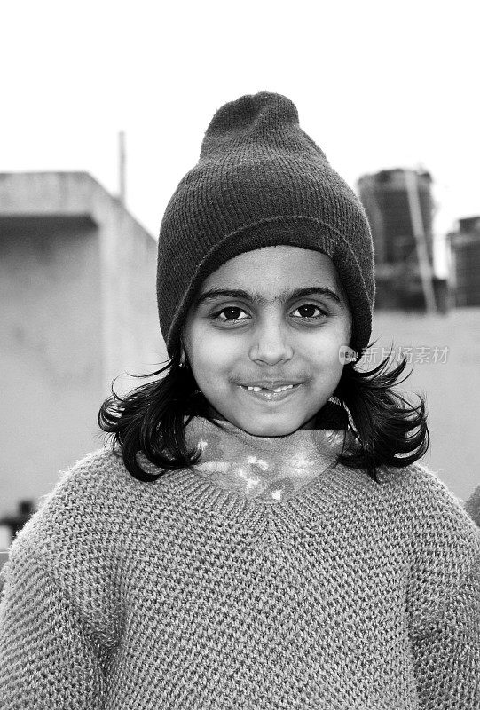 小女孩微笑的肖像