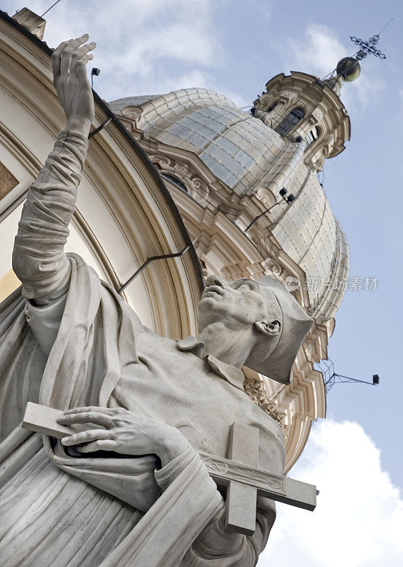 天主教牧师与十字架在罗马大教堂前