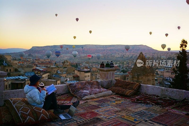 乘坐热气球在土耳其卡帕多西亚旅行