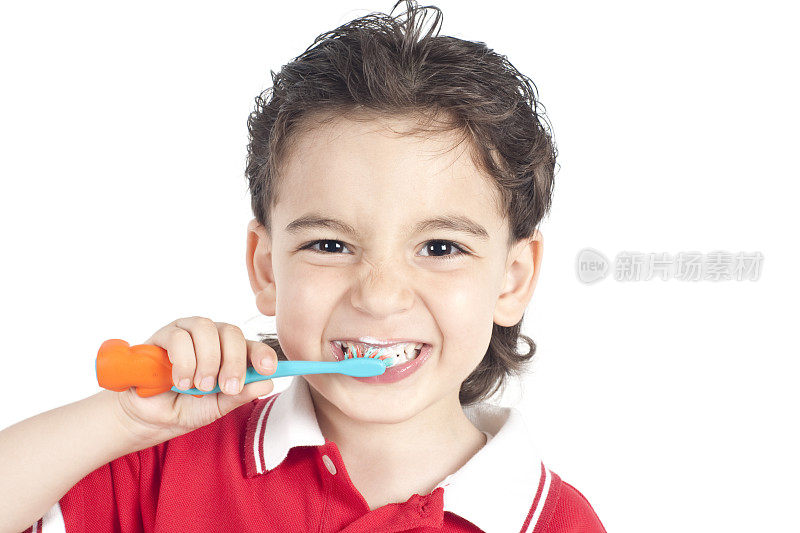 小孩子在刷牙