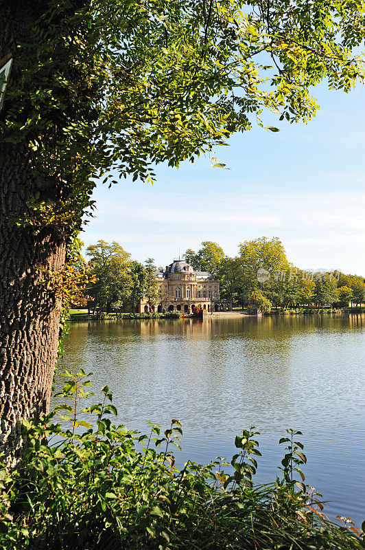 路德维希堡湖宫殿门雷波斯早秋海岸景观直立