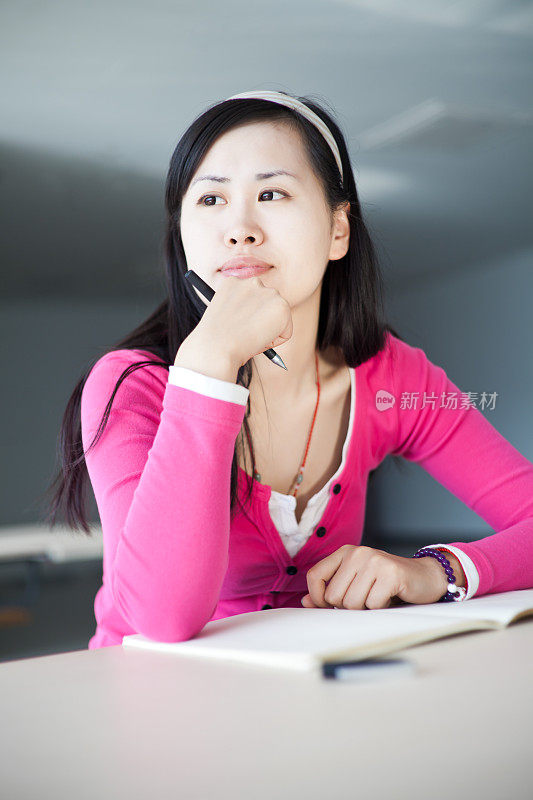 东亚大学生在教室里学习