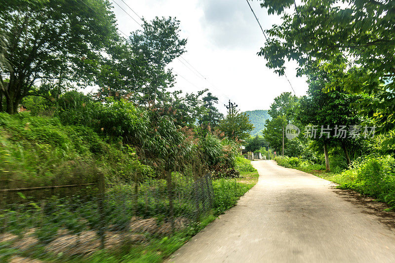 阳光灿烂的日子里的混凝土乡村公路