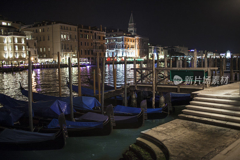 威尼斯运河的夜晚
