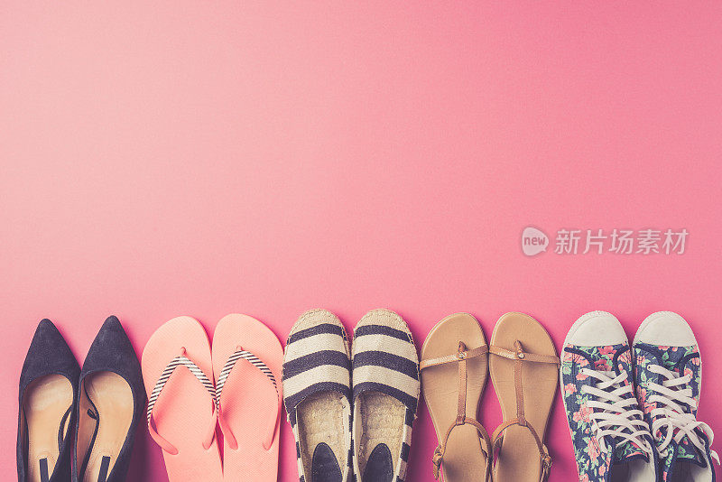 粉红色背景的女鞋