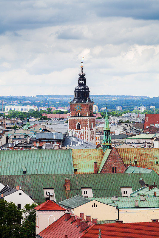 波兰克拉科夫，带有时钟的哥特式市政厅塔。鸟瞰图