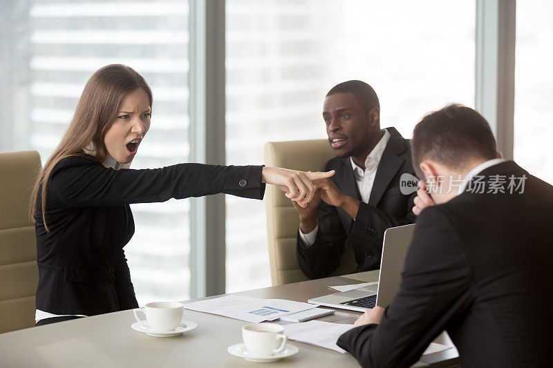 愤怒的女老板责骂员工，解雇解雇效率低下的办公室职员