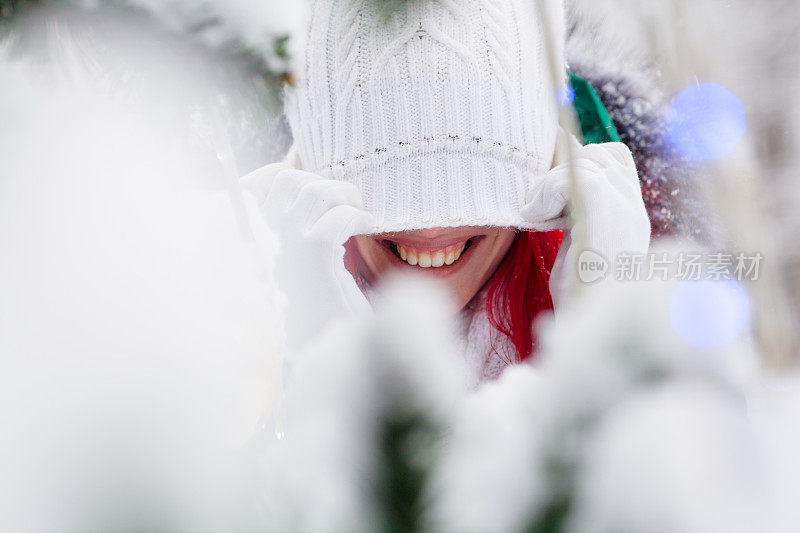 白雪森林里一个女孩的肖像