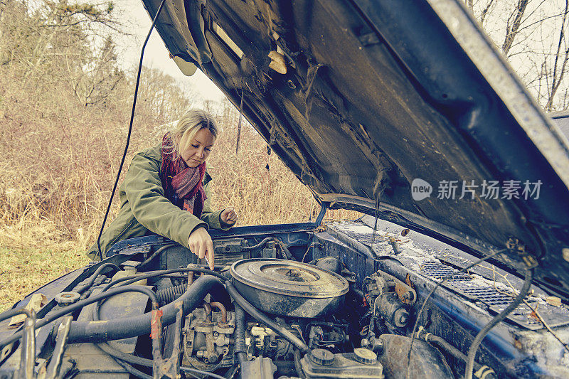 年轻女子试图自己发动汽车