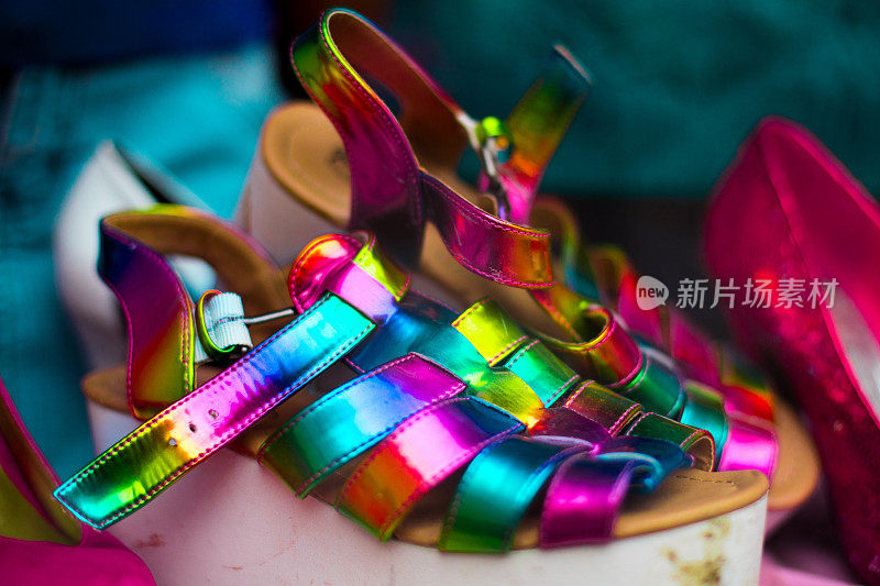 色彩斑斓的女鞋