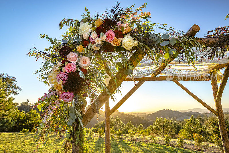 犹太传统的婚礼仪式。婚礼天篷彩棚或huppah近距离上的花